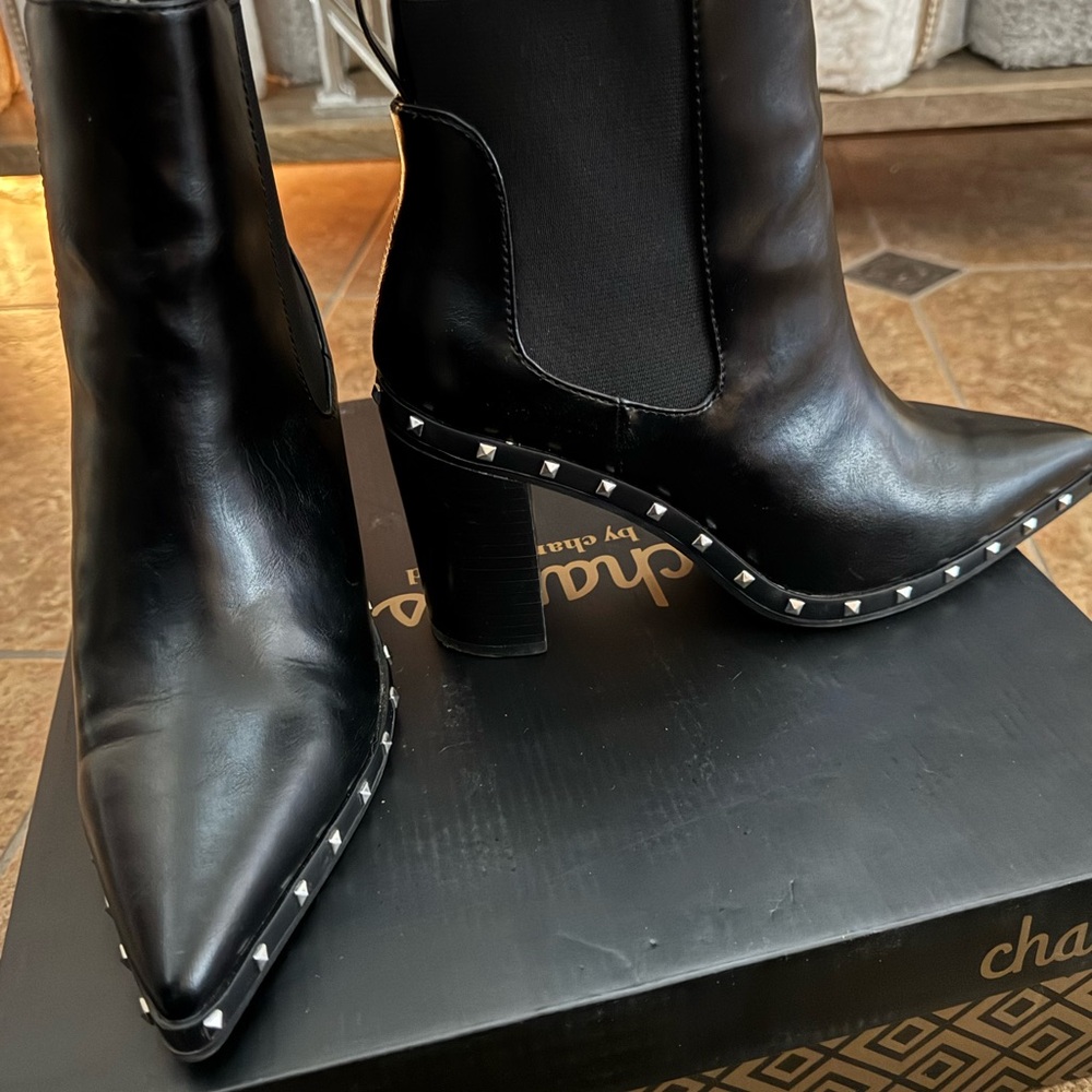 Charles David Women's Dodger Black
Ankle Boots Charles Sz 7M EXC WORN ONCE.